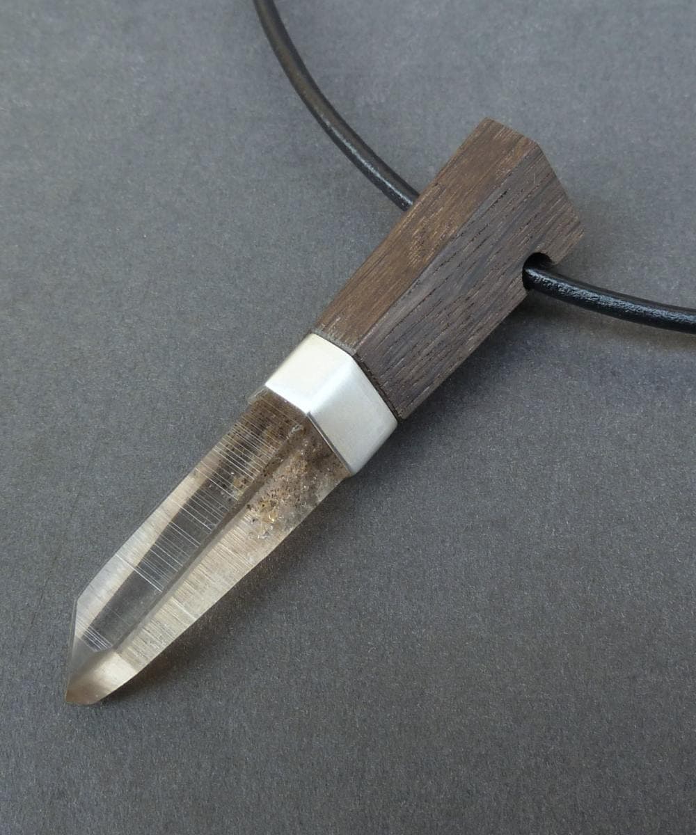 Stříbro, krystal křemene a dřevo grenadill